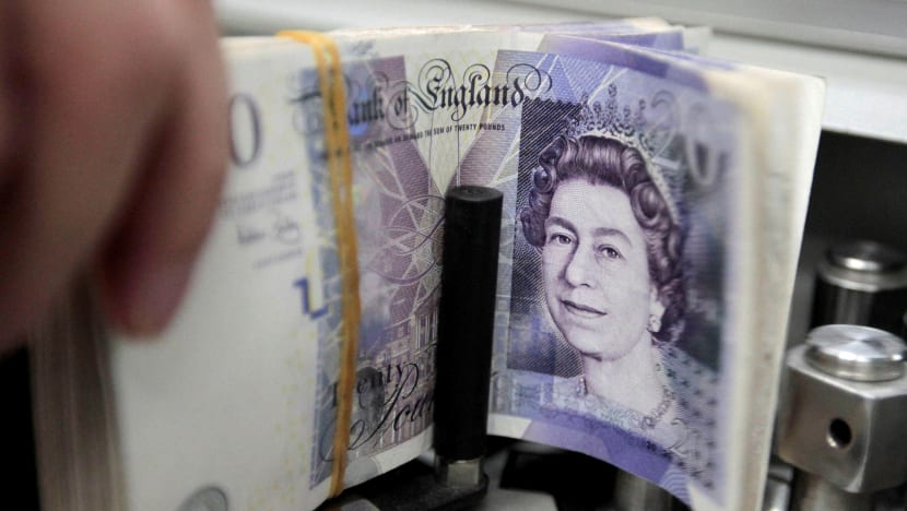Pound dips to another record low against Singdollar