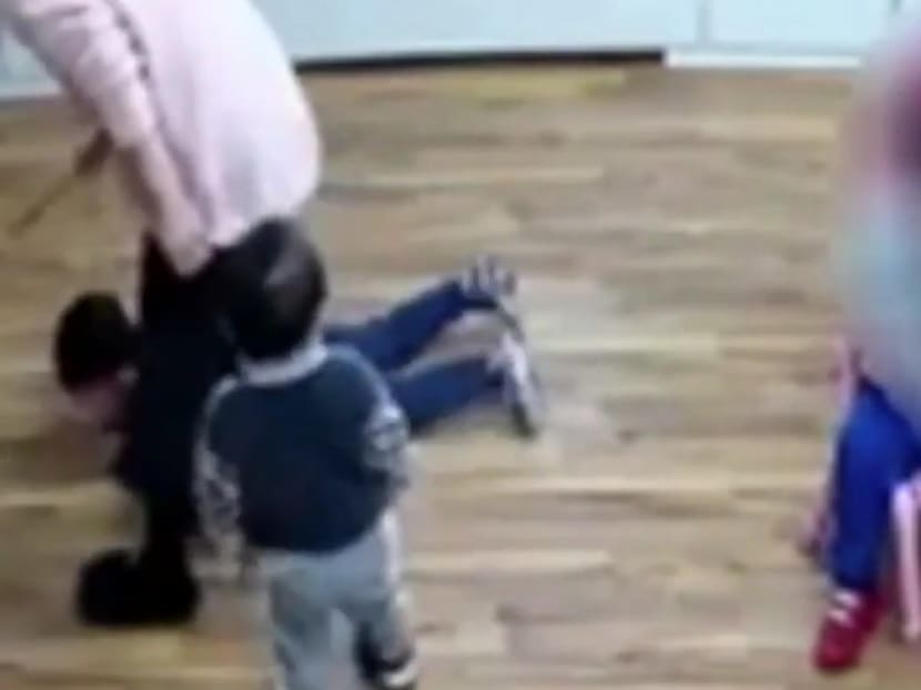 Two teachers from a Chinese-language kindergarten in Italy have been arrested on suspicion of physically abusing 10 pupils.