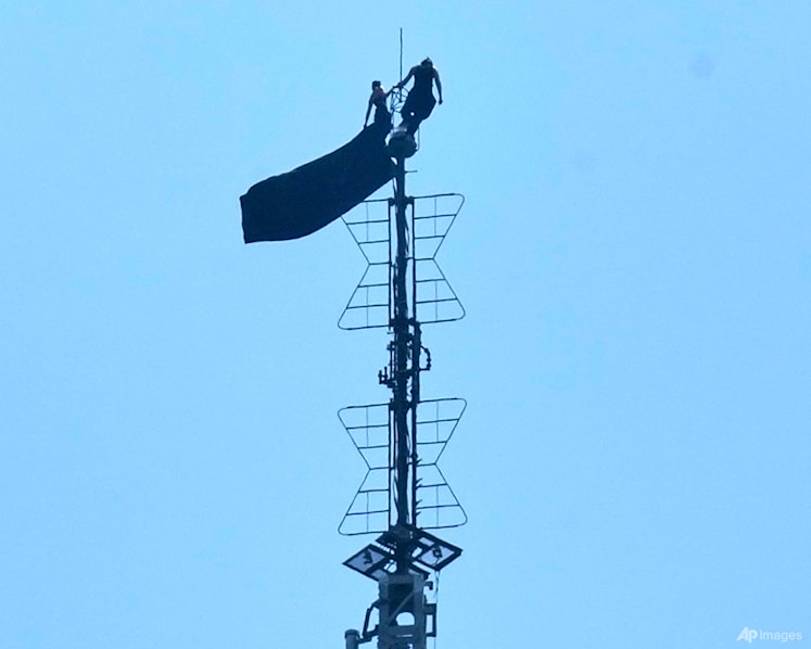 Climber couple arrested after scaling Empire State Building antenna for apparent marriage proposal