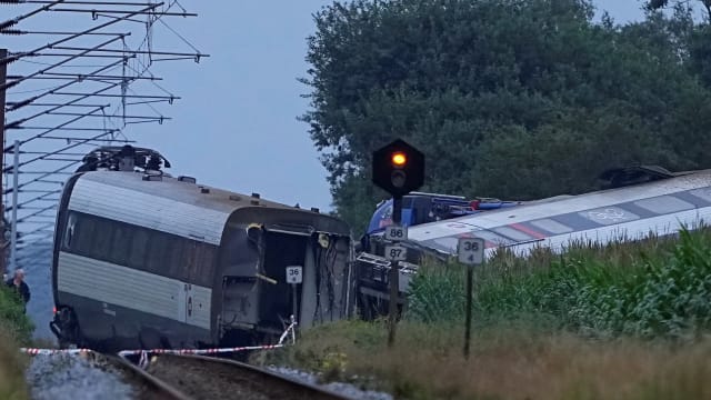 丹麦一火车和农用车相撞 造成一人死亡