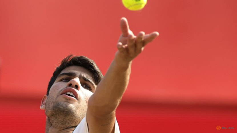 Alcaraz overcomes Munar marathon to reach Queen's quarters