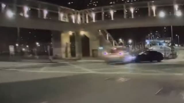 香港轿车疑闯红灯转弯 撞上德士酿三伤