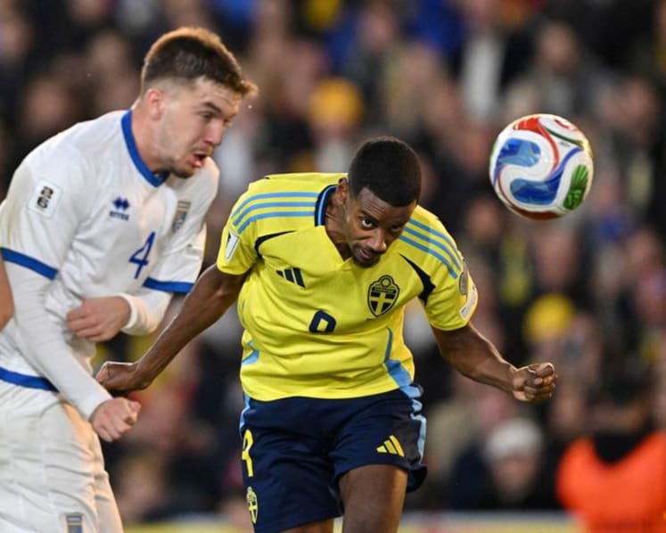 Potter picks injured Isak in his first Sweden squad, Gyokeres out