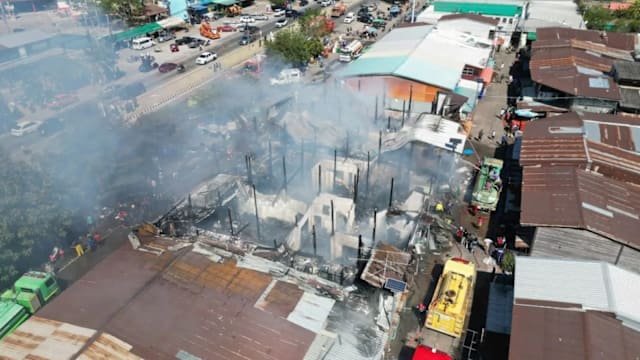 泰国男子为钱与母闹纠纷  愤而纵火烧屋毁十栋房