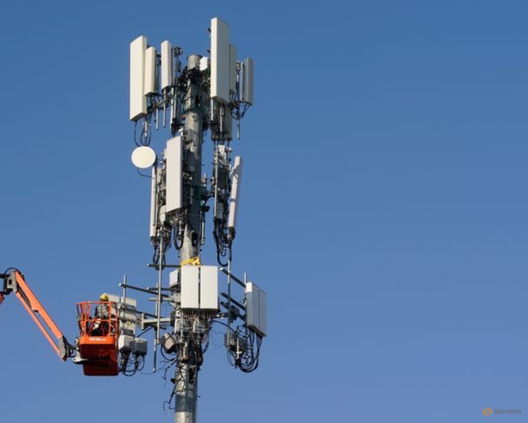 Verizon to invest $70 million in AI training effort 