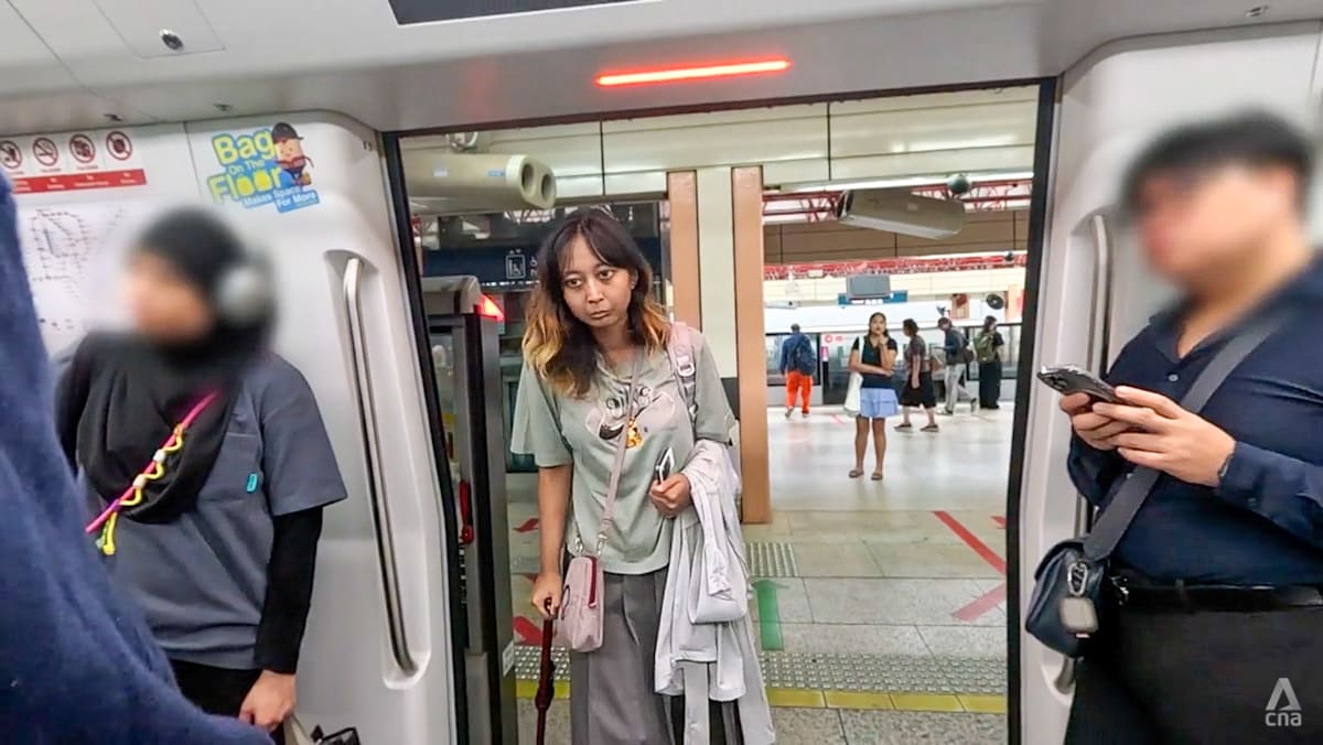 Nay Chi Khaing Zaw, cô gái 25 tuổi tại Singapore, đang đấu tranh vượt qua cơn đau mãn tính để tìm kiếm cuộc sống ổn định. (Ảnh: CNA)
