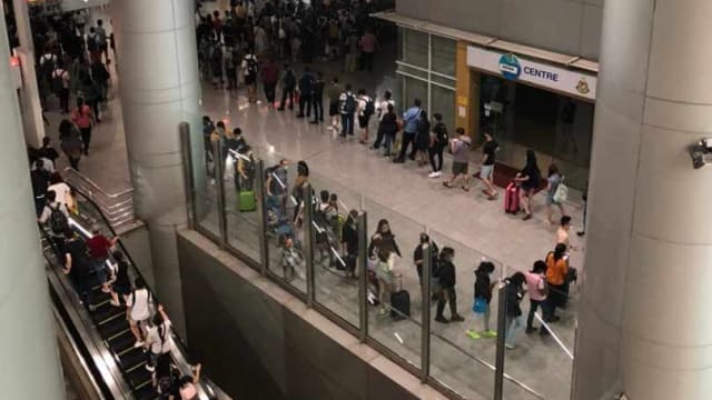兀兰关卡国庆长周末大排长龙 越堤或要两小时