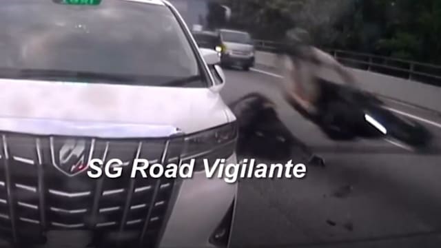 摩托车撞上徳士再遭后方摩托车撞上 两人送院