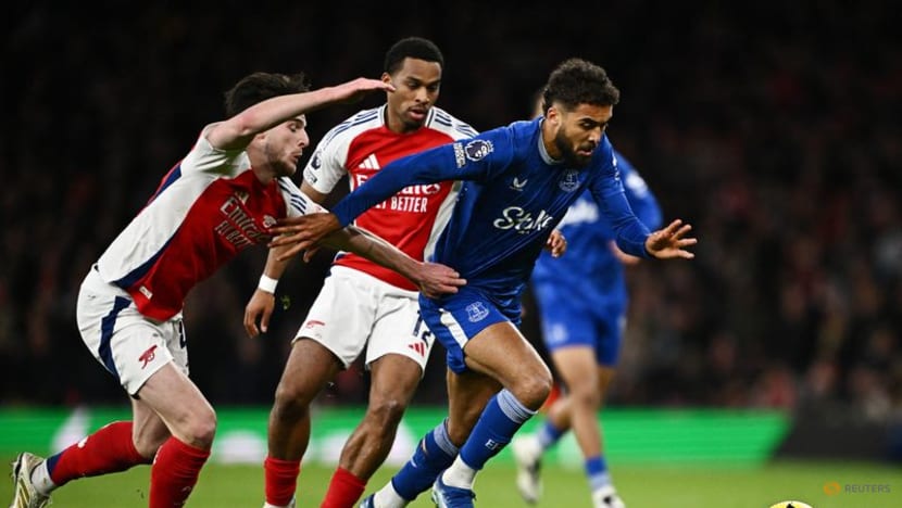 Arsenal fail to make most of Liverpool slip with draw against Everton