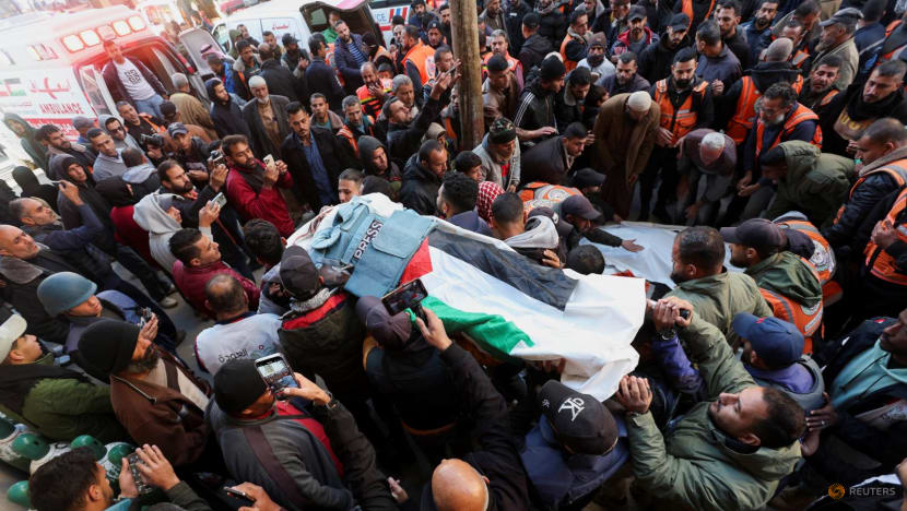Rentetan serangan Israel tewaskan sedikitnya 53 orang di Gaza, termasuk wartawan Al Jazeera Rentetan serangan Israel tewaskan sedikitnya 53 orang di Gaza, termasuk wartawan Al Jazeera
