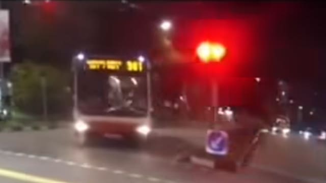 巴士被拍到逆行险撞来车 SMRT：完成调查后将采取行动