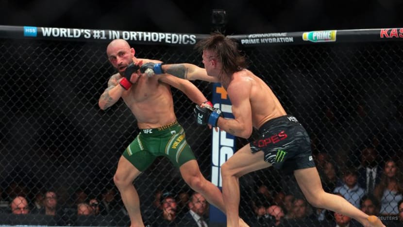 Volkanovski reclaims featherweight title with win over Lopes