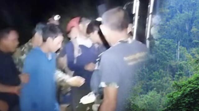 泰国三少年迷路受困三天 靠一只狗走出40公里森林