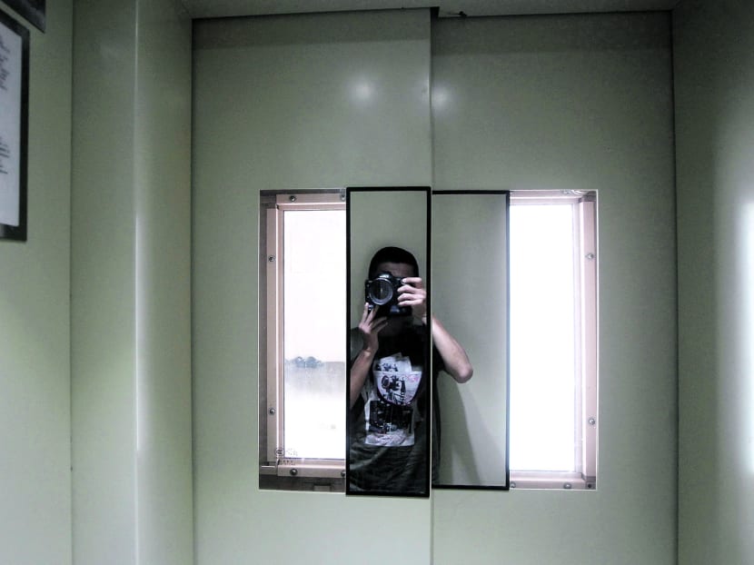 450 HDB blocks have mirrors 
fixed to the 
doors of the lifts. 
Photo: Wee Teck Hian
