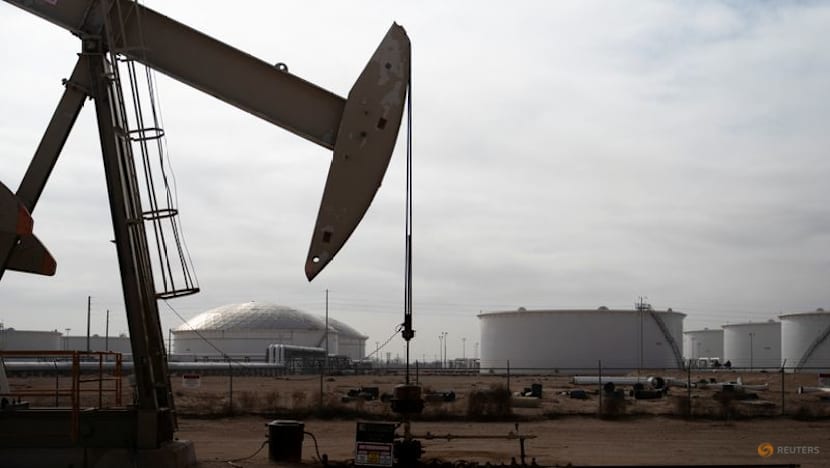 Oil settles up $1/bbl as restart of Kurdish oil exports stalls