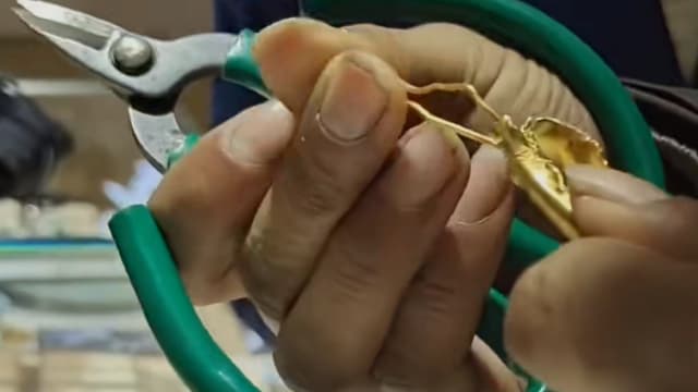 中国男子花3700新元买金手镯 里头竟藏两根金丝 