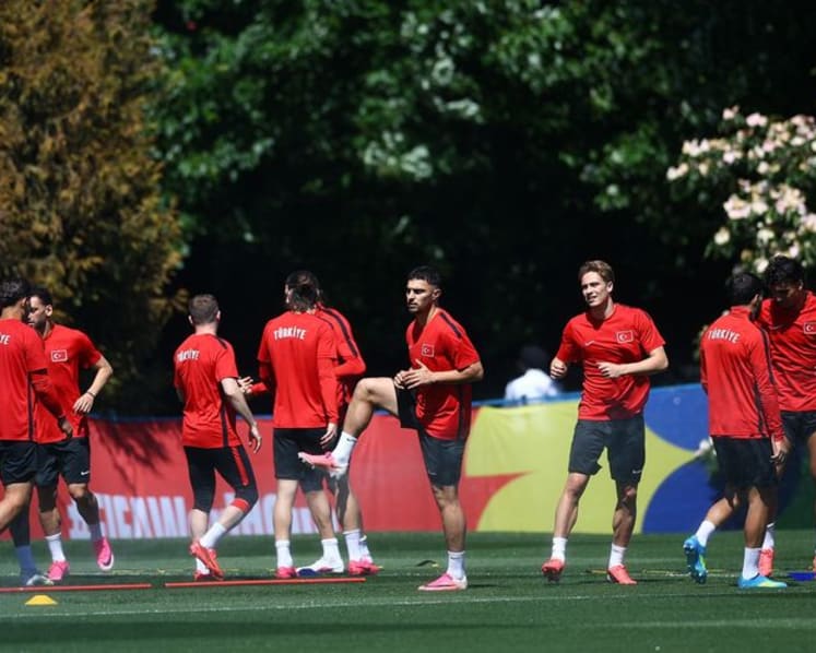 Turkey and Paraguay face off with little room for error after humbling defeats