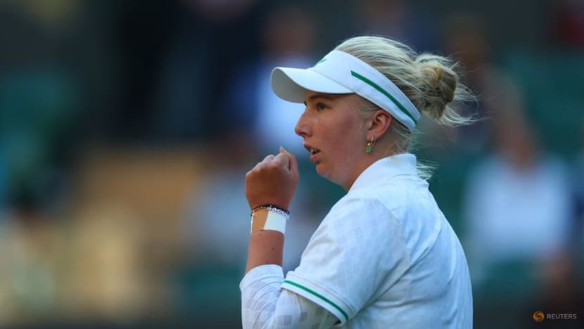 No end to Swiatek's new-found love of Wimbledon's green, green grass