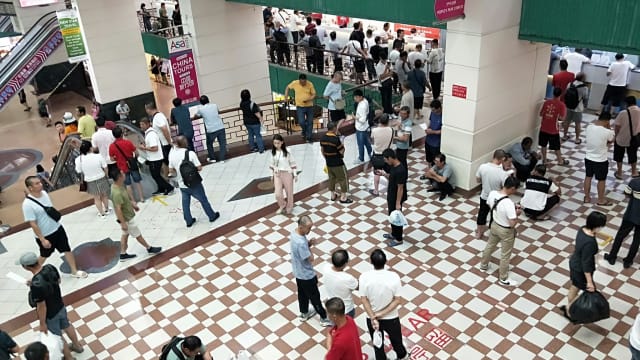 汇款公司周末人潮仍不断 客工：银行周末不营业 也不懂银行转账操作 