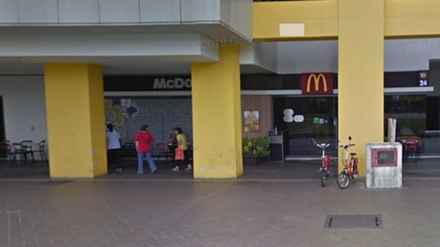 涉嫌抢走麦当劳食客餐食 被控掠夺罪男子：“我要汉堡”