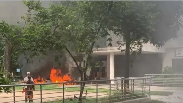 孟加拉示威者向国营电视台总部大楼纵火