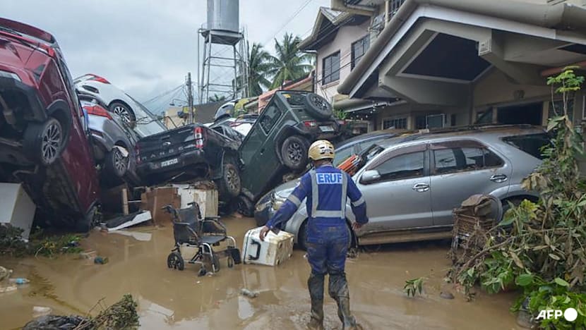 Typhoon flooding kills 26, strands thousands in central Philippines