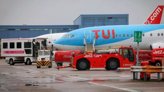起飞前打开舱门后踩空 英国空姐“坠机”受伤