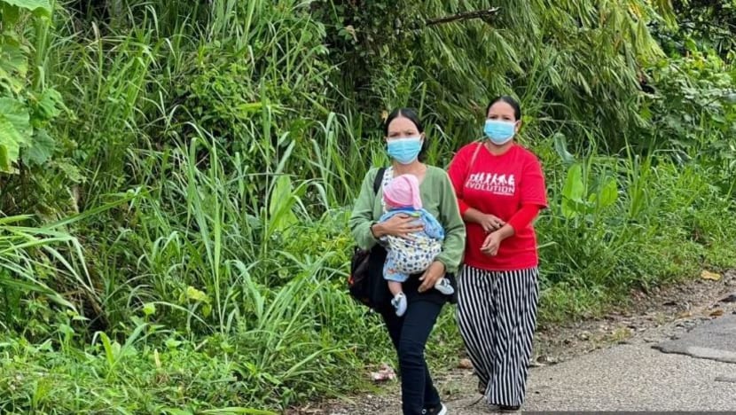 Dua wanita Orang Asli sanggup membetis 15km untuk mengundi dalam PRU15 M'sia