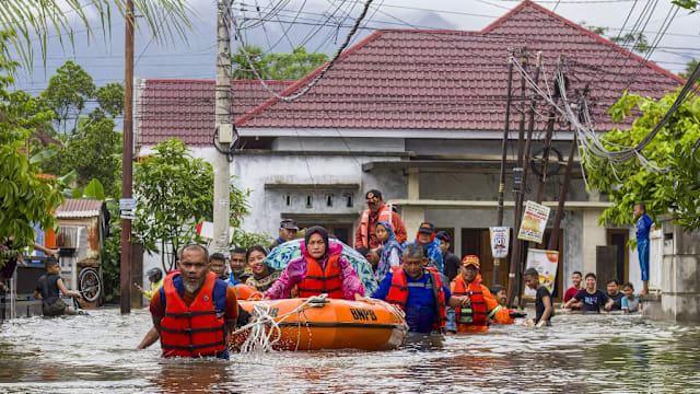 印尼苏门答腊岛暴雨引发山洪土崩 至少十人丧命