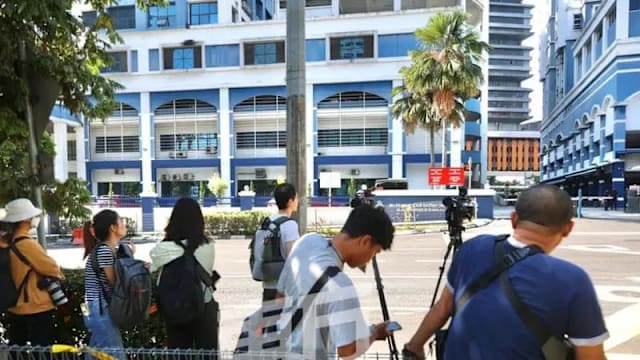 黄明志料午餐后获口头保释 大批媒体守候警局外