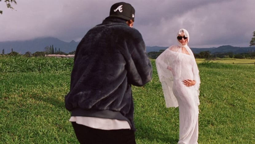 Umumkan kehamilan, Justin Bieber dan Hailey pamer perut buncit dan ucap ulang ikrar setia 