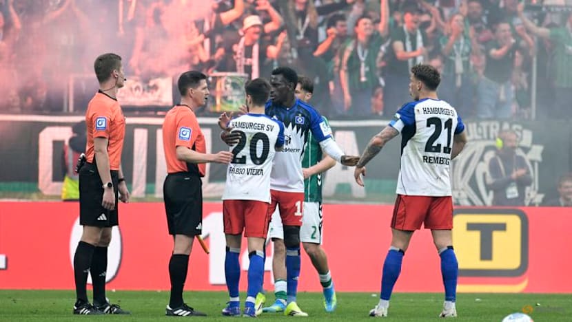 Crowd trouble mars northern derby between Werder and Hamburg SV