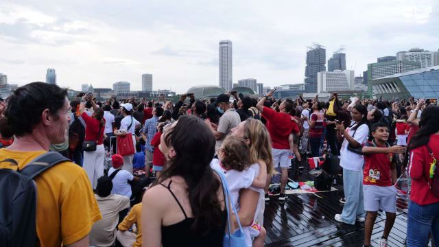 大雨浇不灭热情！大批民众聚集滨海湾金沙