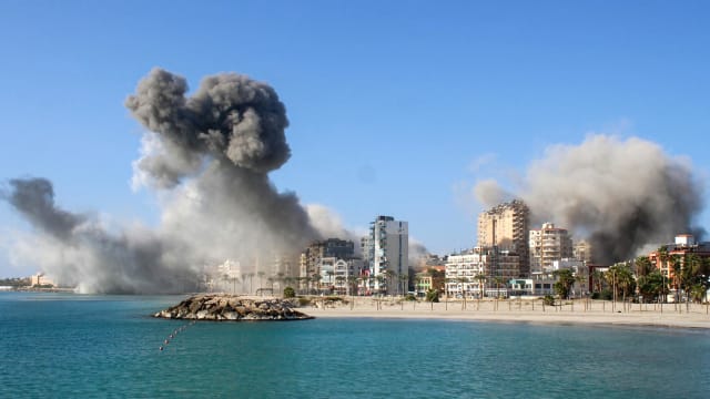 以色列对黎巴嫩南部沿海城市发动袭击 七人死亡