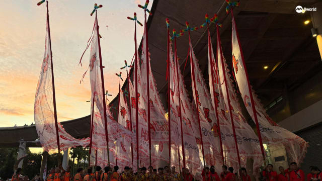 顶60面大旗庆建国60周年 天富宫缔造本地新纪录