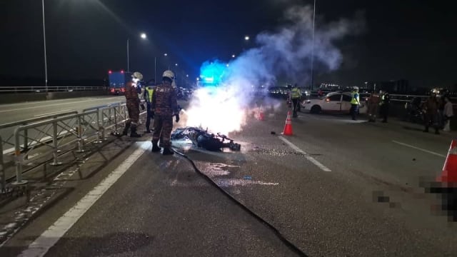 摩托车撞轿车后起火燃烧 狮城骑士命丧马国关卡前