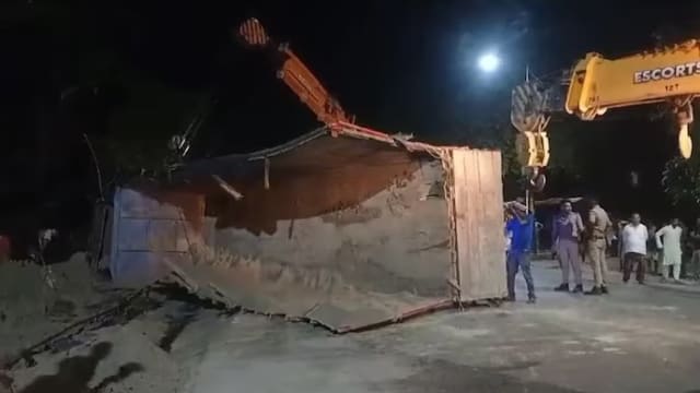 载满沙子卡车侧翻 压死印度一家八口