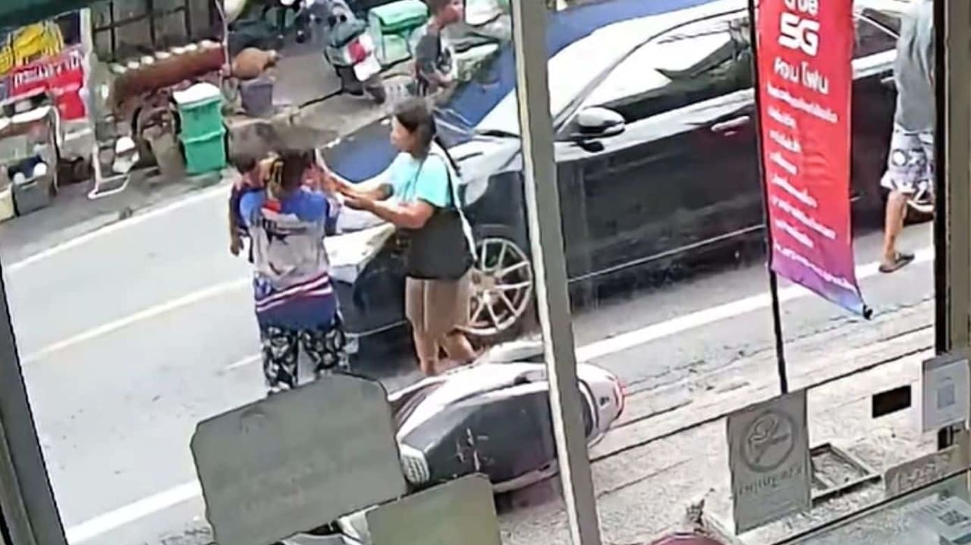 泰国男童从母亲摩托车跌落 父亲竟掌掴无辜司机
