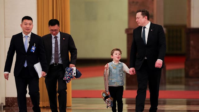 马斯克带小儿子X随团访中国