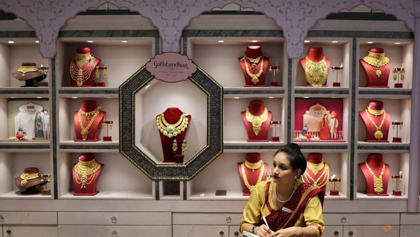 Gold nears $5,400/oz, rally gains momentum as uncertainties mount