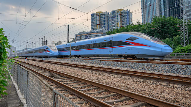 昆明试验列车撞施工人员 酿13死伤