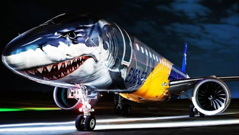 Pesawat Embraer E190-E2 baru tiada tempat duduk bahagian tengah; dicat serupa ikan yu