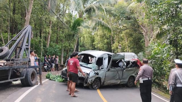峇厘岛迷你巴士坠沟壑 13名游客五死八伤