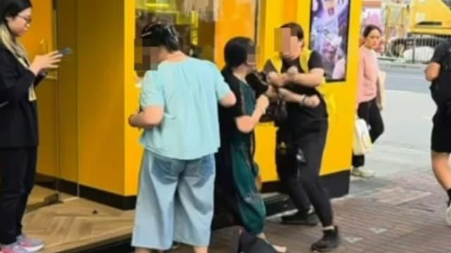 疑插队问题起冲突 香港两女街头大打出手