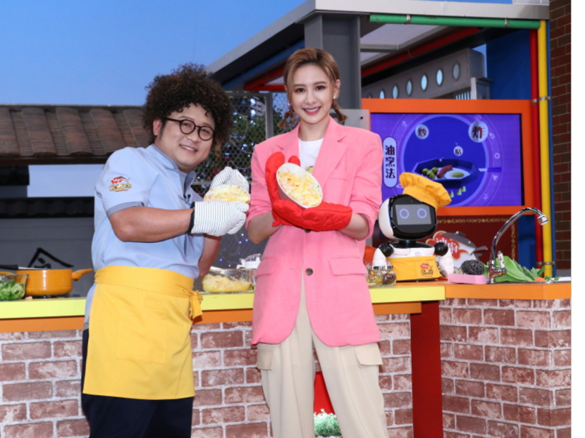 Lin Yu-Chih and Amber An show cooking skills in the press conference of "Master Chef's scientific kung fu"