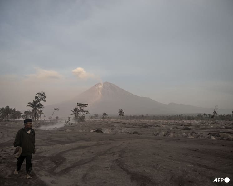 Indonesia raises alert level as volcano near Bali erupts