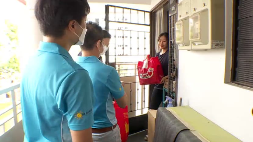 Lebih 300 keluarga memerlukan di Choa Chu Kang terima pek bantuan Lebih 300 keluarga memerlukan di Choa Chu Kang terima pek bantuan