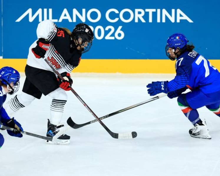 Ice hockey-Italy's women defy the doubters as they reach quarters