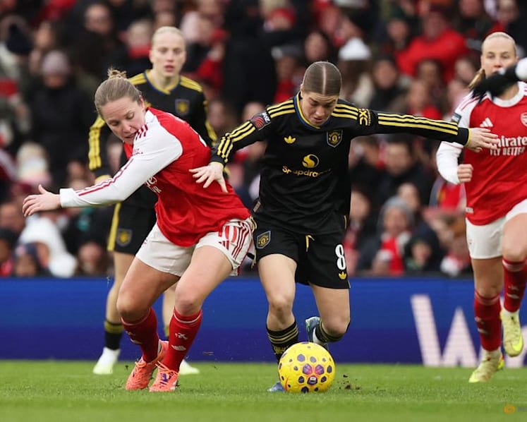 Arsenal fail to capitalise as Man United hold on for point in WSL