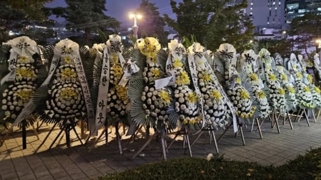 歌迷送吊唁花圈到SM娱乐公司　抵制男偶像回归
